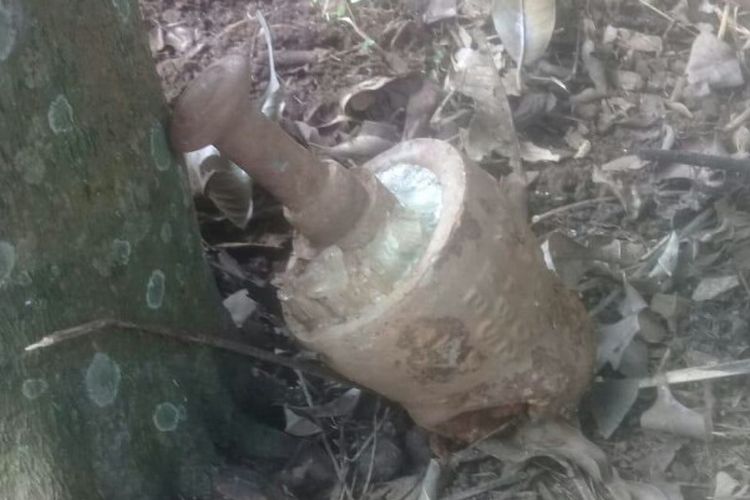 Sebuah mortir ditemukan di salah satu tempat pemakaman umum (TPU) di Serpong, Tangerang Selatan, Selasa (5/5/2020).