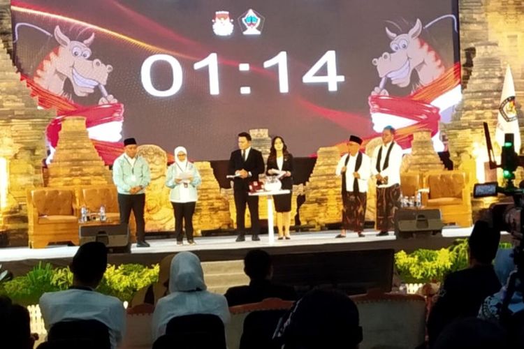 Petahana calon bupati Rini Syarifah membaca catatan selama berlangsungnya debat publik pertama Pilkada Kabupaten Blitar 2024 yang berlangsung di Srengat, Jumat (18/10/2024).