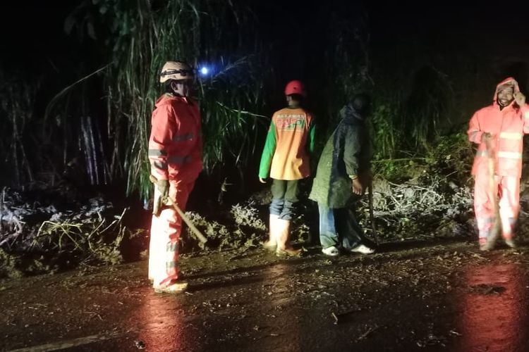 Tanah Longsor Tutup Akses Jalan ke Dieng, BPBD Wonosobo Kerahkan Alat Berat