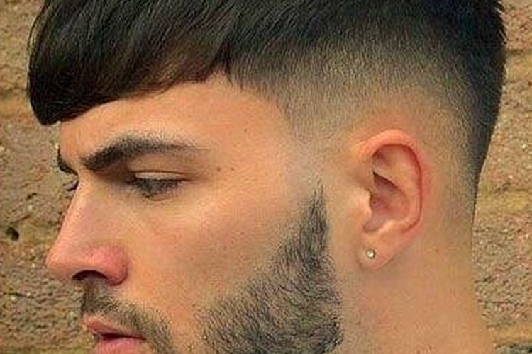 French crop adalah variasi model rambut pria buzz cut, tetapi punya sudut yang membulat.