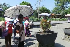 Kepanasan di Borobudur, Sewa Payung Sepuasnya Hanya Rp 10.000