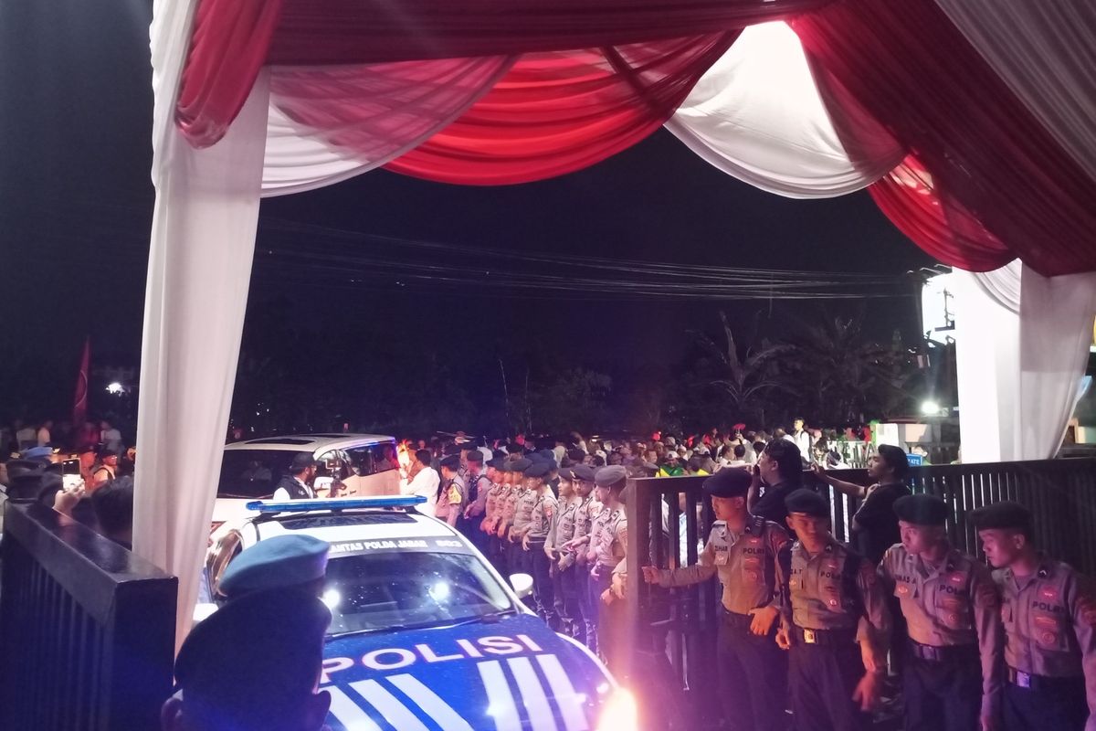 Para pendukung dari pasangan calon Gubernur dan Wakil Gubernur Jawa Barat (Jabar) mulai memadati lokasi debat terakhir Pilkada Jabar 2024 yang digelar di Gedung Pendidikan Maritim dan Logistik Indonesia (PMLI), Gadog, Ciawi, Kabupaten Bogor, Sabtu (23/11/2024) malam