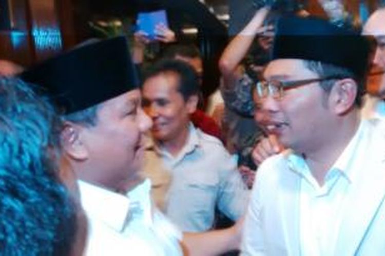 Calon Presiden RI Prabowo Subianto (kiri) dan Wali Kota Bandung Ridwan Kamil saat bersalaman di Hotel Panghegar, Bandung, Jawa Barat, Kamis, (5/6/2014).