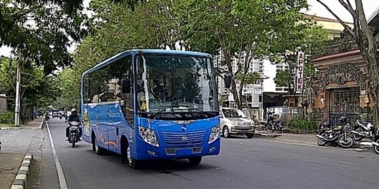 Angkutan Trans Sarbagita koridor 1 dengan rute dalam Kota Denpasar mulai melakukan uji coba, Jumat (10/8/2012). 