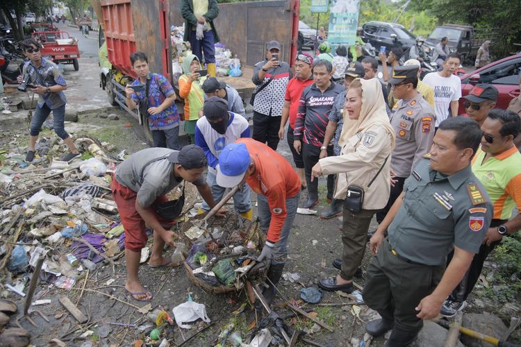 Mba Ita terjun langsung dalam pengecekan banjir di wilayah Semarang.