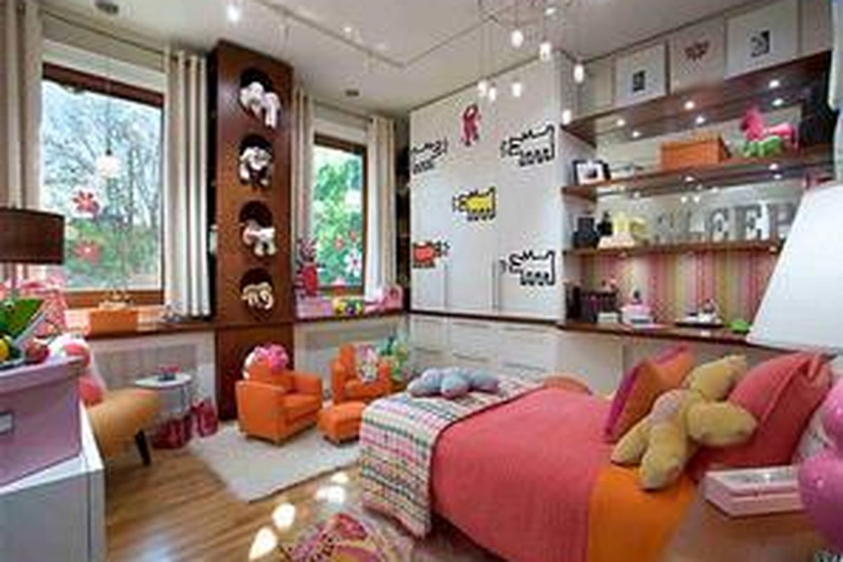 Buatlah ruang dan rak dinding berwarna-warni, agar si anak selalu tertarik untuk tidak bosan meletakkan kembali mainannya 