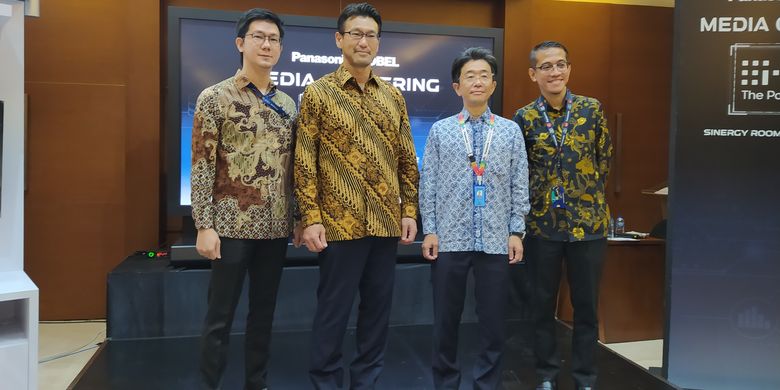 Pose from left to right Andyko, I-Pro Commercial Engineer Indonesia, Keisuke Nakagawa, Chairman and CEO of PT Panasonic Gobel Indonesia, Yasushi Matsumoto, Managing Director of PT Panasonic Gobel Indonesia Connected Solution, and Idi Putranto, Marketing Product I-Pro Indonesia , when launching six variants of the I CCTV.-Pro camera in Jakarta, Thursday (21/7/2022).  The six variants are WV-S8544L, WV-S4576L, WV-S71300-F3, WV-S15700-V2LN, WV-U65302-Z2 and M-46-FW.  The M-46-FW is the Advidia 4MP resolution series which is present in the entry-level class.