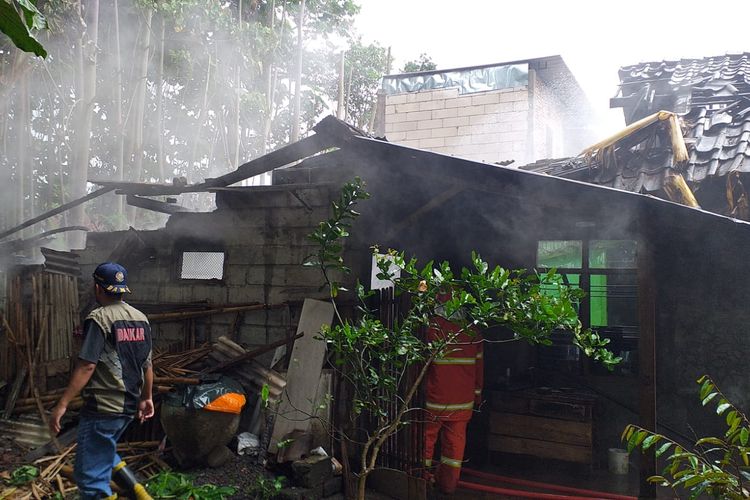 Petugas Damkar Kota Salatiga memadamkan api yang membakar rumah lansia