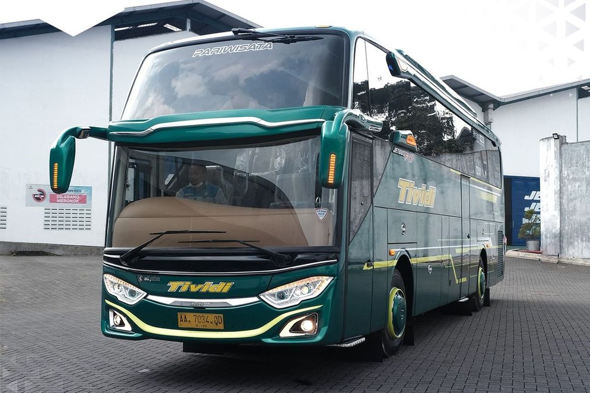 Bus baru Tividi rakitan Karoseri Adiputro