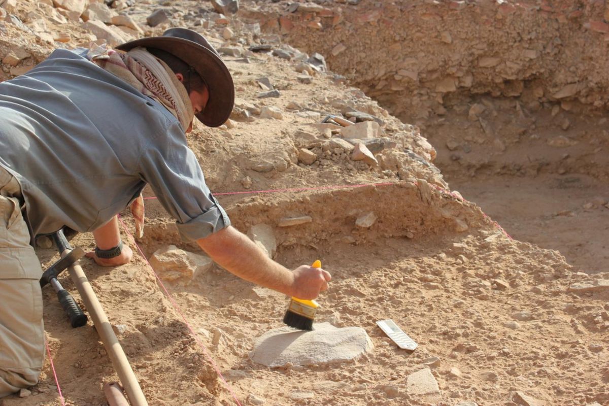 Arkeolog Ceri Shipton di situs ekskavasi di Saffaqah, Saudi Arabia.

