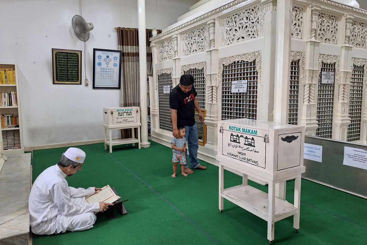 Makam keramat di Masjid Luar Batang Jakarta Utara.