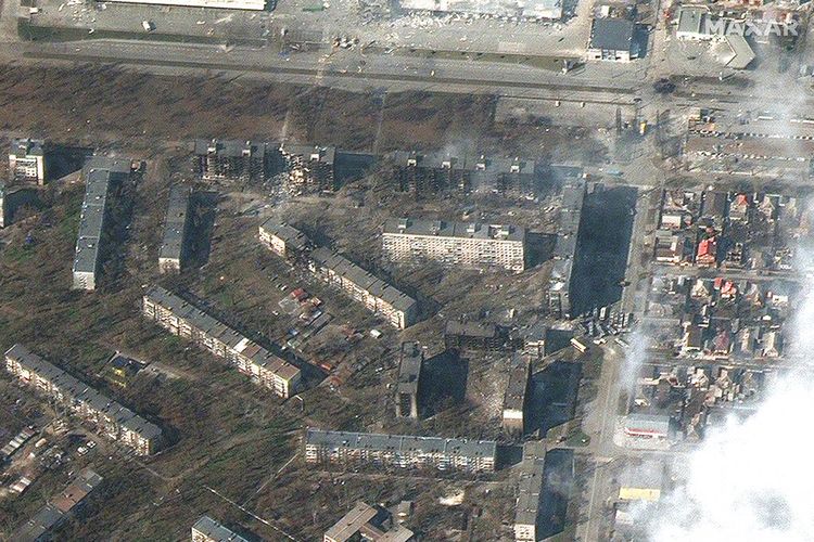 Citra satelit yang disediakan oleh Maxar Technologies pada hari Jumat, 18 Maret 2022 menunjukkan bangunan apartemen yang rusak dan terbakar di Mariupol, Ukraina.