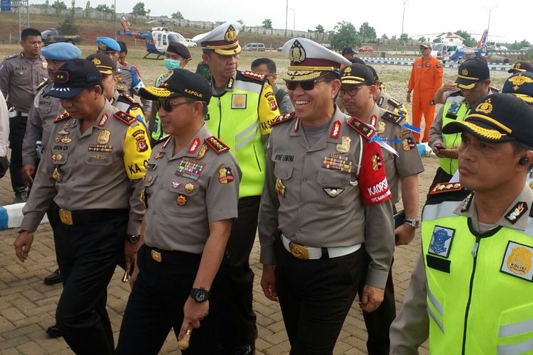 Kapolri Jenderal Tito Karnavian mengecek langsung Pos Terpadu Pemantauan arus mudik Polda Jabar di Cikopo, Purwakarta, Rabu (21/6/2017).