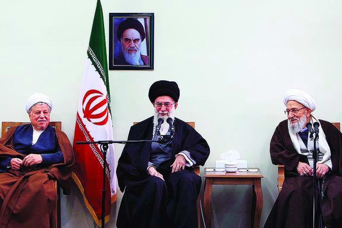 Pemimpin Iran Ayatollah Ali Khamenei (tengah) memberi sambutan di depan Dewan Pakar didampingi mantan Presiden Akbar Hashemi Rafsanjani (kiri) dan Ketua Dewan Pakar Mohammad Reza Mahdavi Kani (kanan) dalam pertemuan institusi tersebut di Teheran, Kamis (8/3). Khamenei menyambut komentar Presiden Amerika Serikat Barack Obama untuk tidak memanaskan suasana dan memicu perang dengan Iran terkait isu pengembangan teknologi nuklir Iran yang kontroversial.