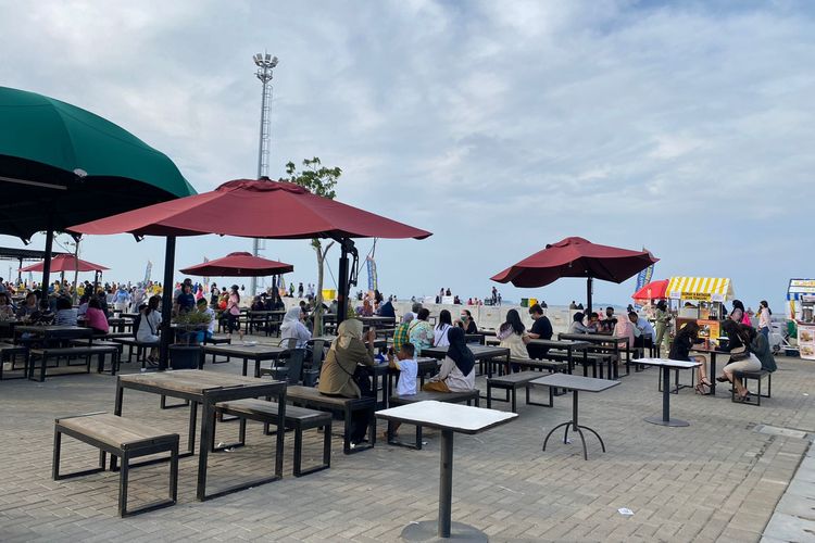 Area Food Street di Pantai Pasir Putih PIK 2