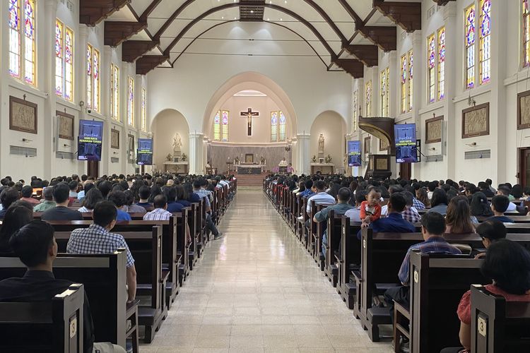 Ribuan jemaat saat mengikuti Misa Kenaikan Yesus di Gereja Katolik Katedral Surabaya, Kamis (9/5/2024).