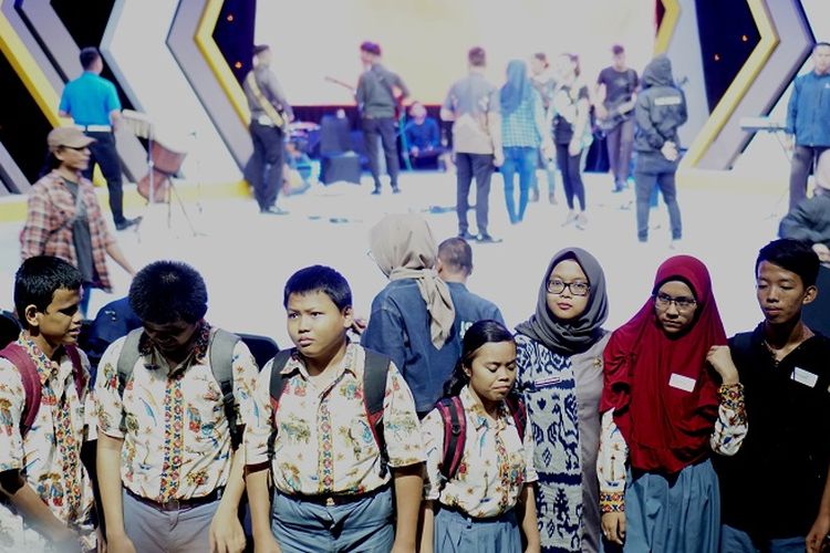 Delapan siswa Sekolah Luar Biasa (SLB) A Pembina Jakarta berkeliling Kantor Kompas Gramedia Jakarta, Selasa (3/12/2019) siang. Para siswa diajak mengenal dunia kerja di bidang jurnalistik.
