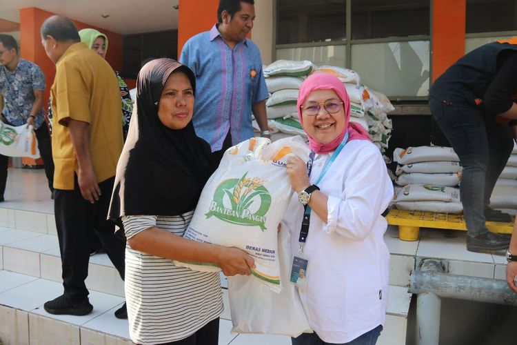 Penyaluran bantuan cadangan pangan beras kepada 4 juta keluarga di Jawa Barat.