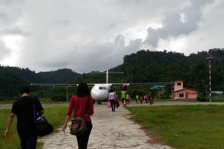 Aktivitas di Bandara Marinda di Kabupaten Raja Ampat, Jumat (4/5/2018).