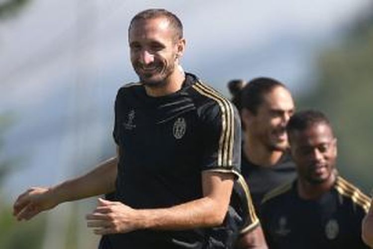 Bek Juventus Giorgio Chiellini menjalani sesi latihan klub di Vinovo, Turin pada 14 September 2015. 