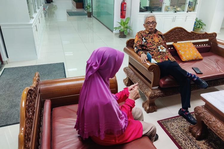 Dubes RI untuk Malaysia, Hermono, mendengarkan keterangan PRT asal Banjarnegara, Jateng, yang menjadi korban kekerasan oleh majikan selama bekerja lima tahun di Malaysia. 