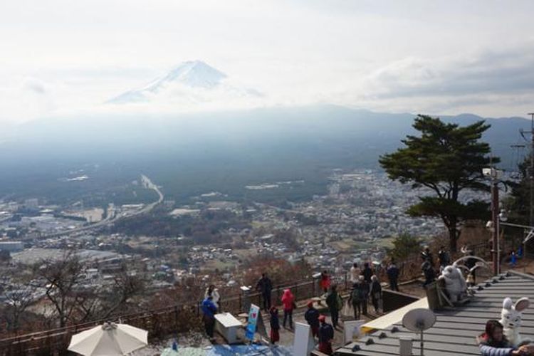Gunung Fuji dilihat dari puncak Tenjo di Prefektur Yamanashi, Jepang, Rabu (30/11/2016). Untuk mencapai puncak tersedia kereta gantung Kachi Kachi Yama Ropeway.