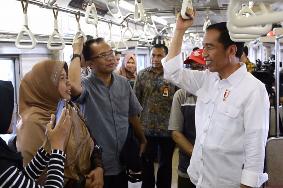 Presiden Joko Widodo saat menaiki commuter line, Kamis (28/9/2017).