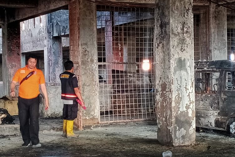 Tim Bidlabfor Polda Jatim memfokuskan olah Tempat Kejadian Perkara (TKP) di lantai 3 Pasar Baru Barat, kawasan Comboran, Kota Malang, Jawa Timur, pada Selasa (17/9/2024).