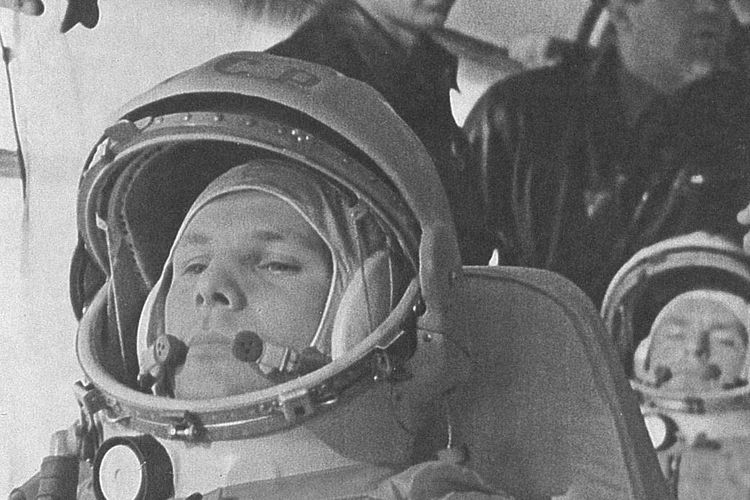 Yuri Gagarin ketika bersiap meluncur dari Kosmodrom Baikonur pada 12 April 1961 dan menjadi manusia pertama di luar angkasa yang mengorbit Bumi selama 1 jam 48 menit.