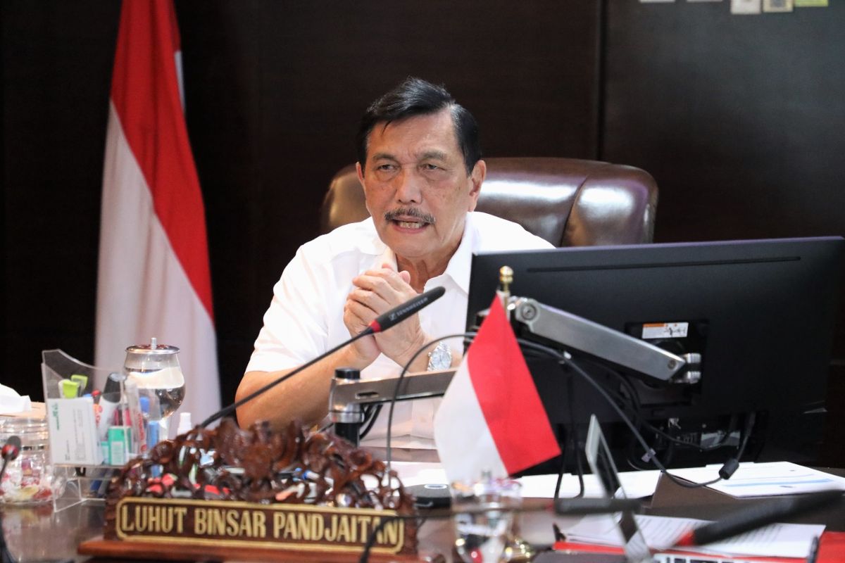 Menko Kemaritiman dan Investasi Luhut Binsar Pandjaitan memimpin rapat terkait tol laut secara daring di Kantornya, Jakarta, Rabu (30/9/2020).