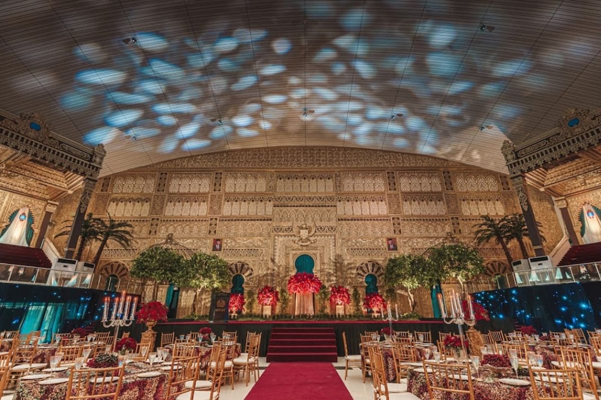 Graha Unesa jadi lokasi debat perdana Pilkada Jatim 2024 yang digelar pada Jumat (18/10/2024). 

