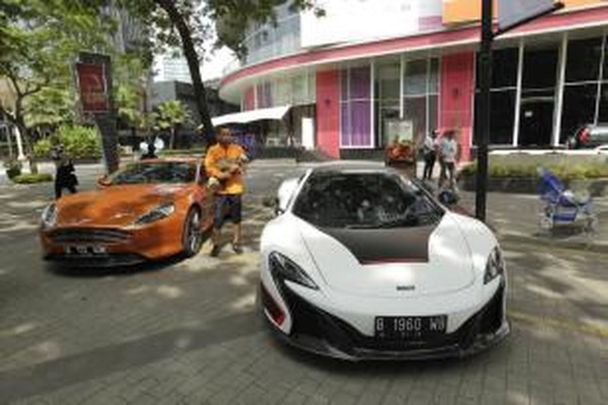 Mobil merek McLaren turut serta dalam acara The GREAT Automotive Festival, di Epicentrum Walk, Kuningan, Jakarta Selatan, Minggu (29/3/2015). Acara yang digagas oleh Kedutaan Besar Inggris Jakarta ini diikuti oleh sejumlah merek otomotif ternama di Inggris antara lain Aston Martin, McLaren, Jaguar, Land Rover, MINI, dan Triumph. 