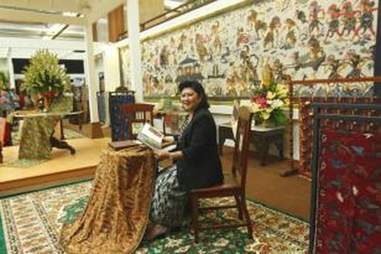 Istri mantan Presiden Susilo Bambang Yudhoyono, Ibu Ani Yudhoyono, berpose di stan yang memajang koleksi kain batiknya di pameran Gelar Batik Nusantara 2015, di Jakarta Convention Center, Senayan, Jakarta, Rabu (24/6/2015). Acara yang diikuti ratusan pengusaha, penjual dan perajin batik ini akan berlangsung hingga 28 Juni.