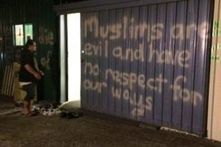 Pesan bernada hinaan yang dituliskan pelaku vandalisme di pintu masuk mesjid milik komunitas muslim Indonesia di Brisbane.