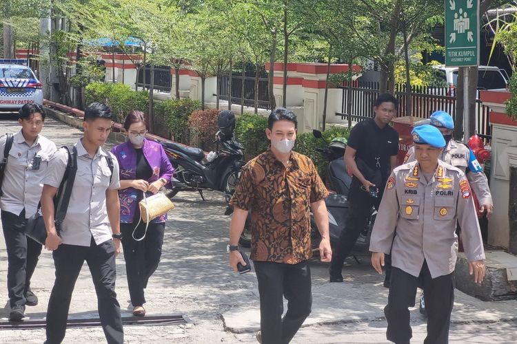 Kapolda Kaltara mendatangi otopsi ajudannya di RS Bhayangkara Semarang, Sabtu (23/9/2023).