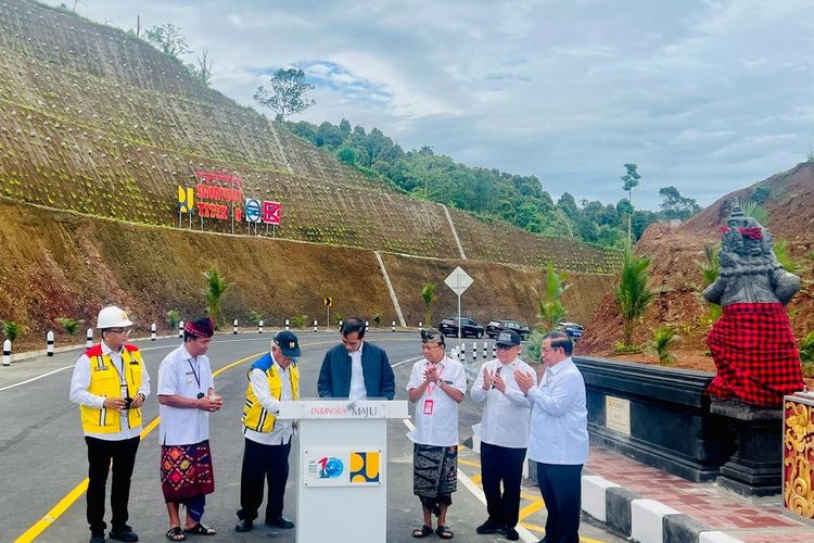 Presiden Jokowi meresmikan jalan shortcut Singaraja - Mengwitani di Kabupaten Buleleng, Provinsi Bali, Kamis (2/2/2023).