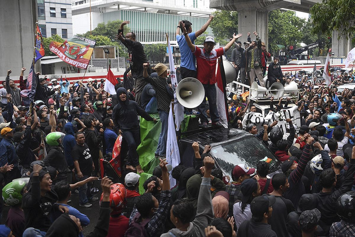 Warga Tanjung Priok melakukan aksi di depan gedung Kemenkumham, Jakarta, Rabu (22/1/2020). Ratusan warga Tanjung Priok menuntut Menkumham Yasonna Laoly minta maaf soal ucapan yang menyebut Tanjung Priok merupakan wilayah yang sarat akan tindak kriminal.