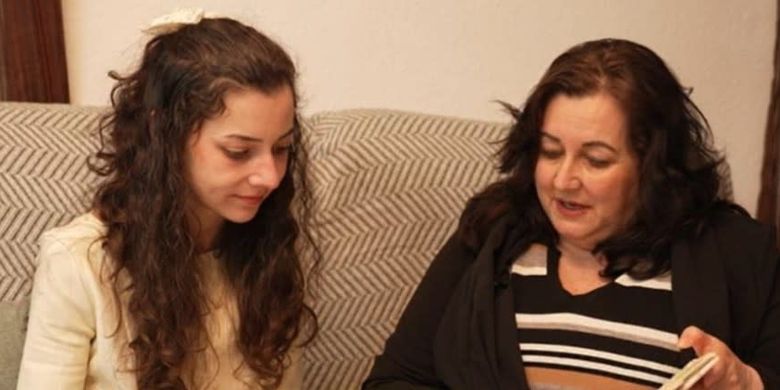 Noelia Castillo Ramos (25) (kiri), perempuan asal Barcelona, Spanyol, yang mengakhiri hidup secara legal melalui prosedur eutanasia, setelah menderita kelumpuhan separuh badan (paraplegia) akibat percobaan bunuh diri, usai menjadi korban serangkaian kekerasan seksual.