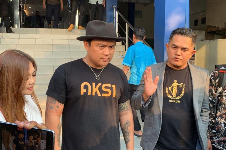 Drummer Posan Tobing melaporkan tiga personel KotaK, yaitu Tantri, Cella, dan Chua KotaK atas kasus dugaan pelanggaran hak cipta di SPKT Polda Metro Jaya pada Rabu (6/9/2023). 