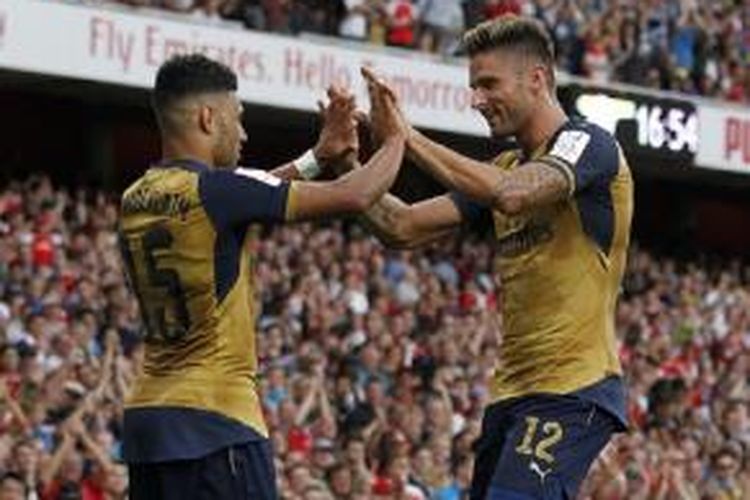 Pemain Arsenal, Alex Oxlade-Chamberlain (kiri) dan Olivier Giroud (kanan), merayakan gol ke gawang Olympique Lyon pada laga Emirates Cup 2015 di Stadion Emirates, London, Sabtu (25/7/2015).