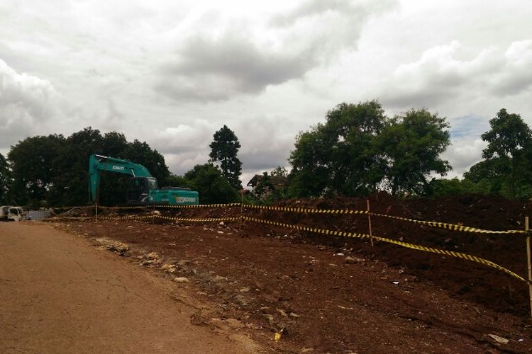 Proses pembebasan lahan untuk ruas Tol Cinere-Serpong di Bambu Apus, Pamulang, Tangerang Selatan, Senin (11/12/2017).