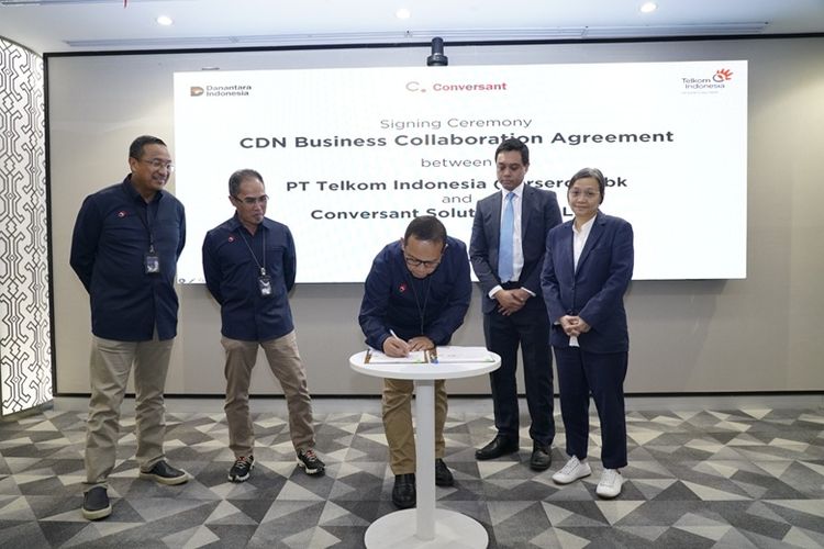(kiri ke kanan) Direktur Network Telkom Nanang Hendarno, Direktur Wholesale & International Service Telkom Honesti Basyir, Executive General Manager Digital Connectivity Service Telkom Teuku Muda Nanta, Regional Director Conversant Indonesia Aiman Hakim, dan CEO Conversant Cheong Fun Hua saat penandatanganan perjanjian kerja sama penyediaan layanan CaaS).