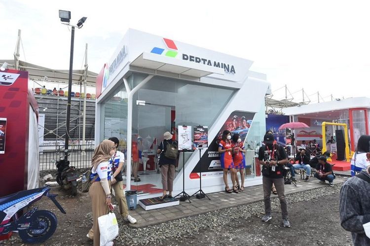 Pertamina menghadirkan beberapa gerai merchandise resmi untuk menggairahkan perhelatan Pertamina Grand Prix of Indonesia.

