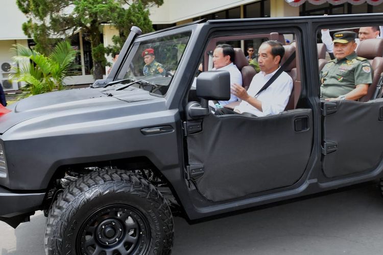 Presiden Joko Widodo saat disopiri Menteri Pertahanan Prabowo Subianto. Momen itu terjadi saat Jokowi meninjau pabrik milik PT Pindad di Kota Bandung, Jawa Barat, Selasa (19/9/2023).