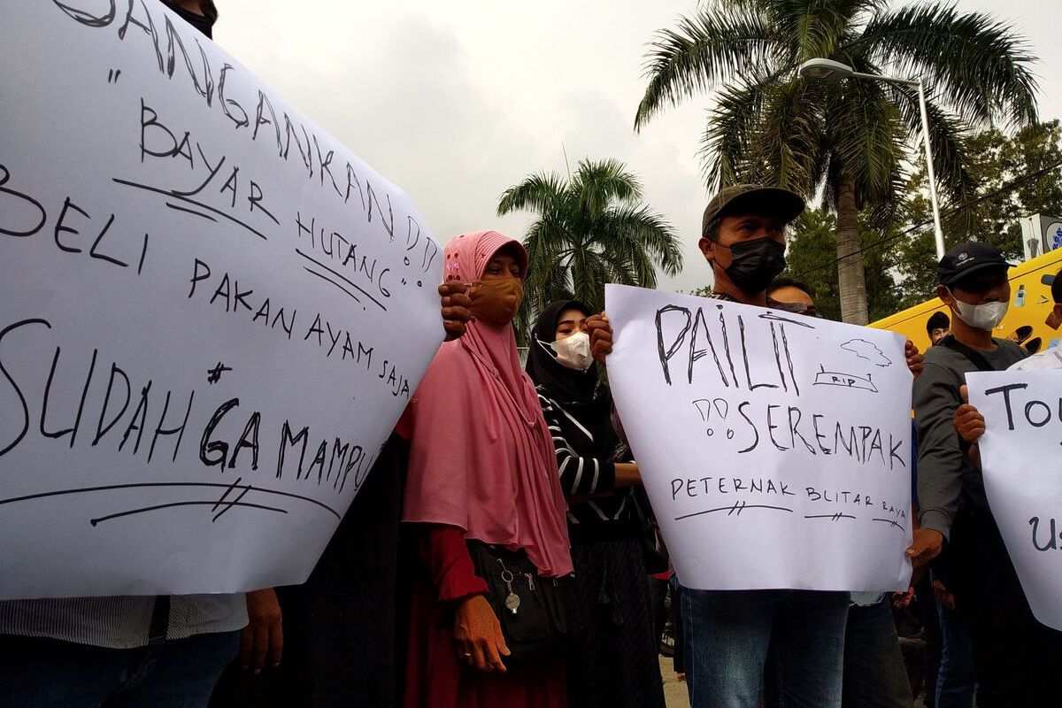 Puluhan peternak ayam petelur di Blitar gerudug Kantor BNI Cabang Blitar di Jalan Kenanga, Kota Blitar, Selasa (14/9/2021)