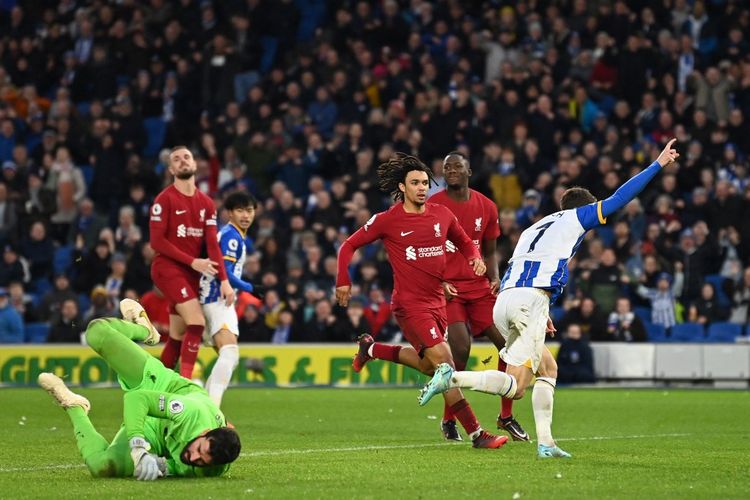 Pemain sayap Brighton, Solley March, merayakan gol ke gawang Liverpool pada lanjutan laga Liga Inggris di Amex Stadium, Brighton, pada Sabtu (14/1/2023).