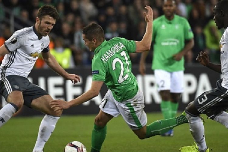 Gelandang Saint-Etienne, Romain Hamouma , dikawal dua pemain Manchester United, Michael Carrick dan Eric Bailly, pada babak 16 besar Liga Europa di Stadion Geoffroy Guichard, Rabu (22/2/2017) atau Kamis dini hari WIB. 