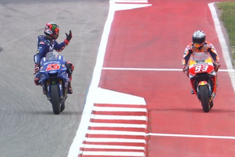 Momen saat Maverick Vinales (kiri) mengeluhkan tindakan Marc Marquez (kanan) yang seakan menghalangi lajunya pada sesi kualifikasi MotoGP Americas 2018, Sabtu (21/4/2018) waktu Amerika Serikat.