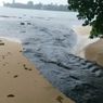Heboh Sungai Berwarna Hitam Mengalir ke Pantai di Carita, Berbau, Bikin Wisatawan Gatal-gatal