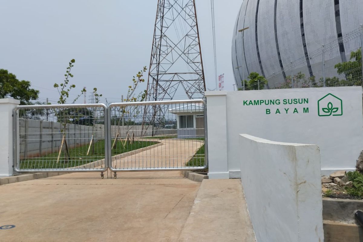 Gerbang Pintu Masuk ke kawasan Kampung Susun Bayam masih terkunci, Tanjung Priok, Jakarta Utara, Jumat (14/10/2022